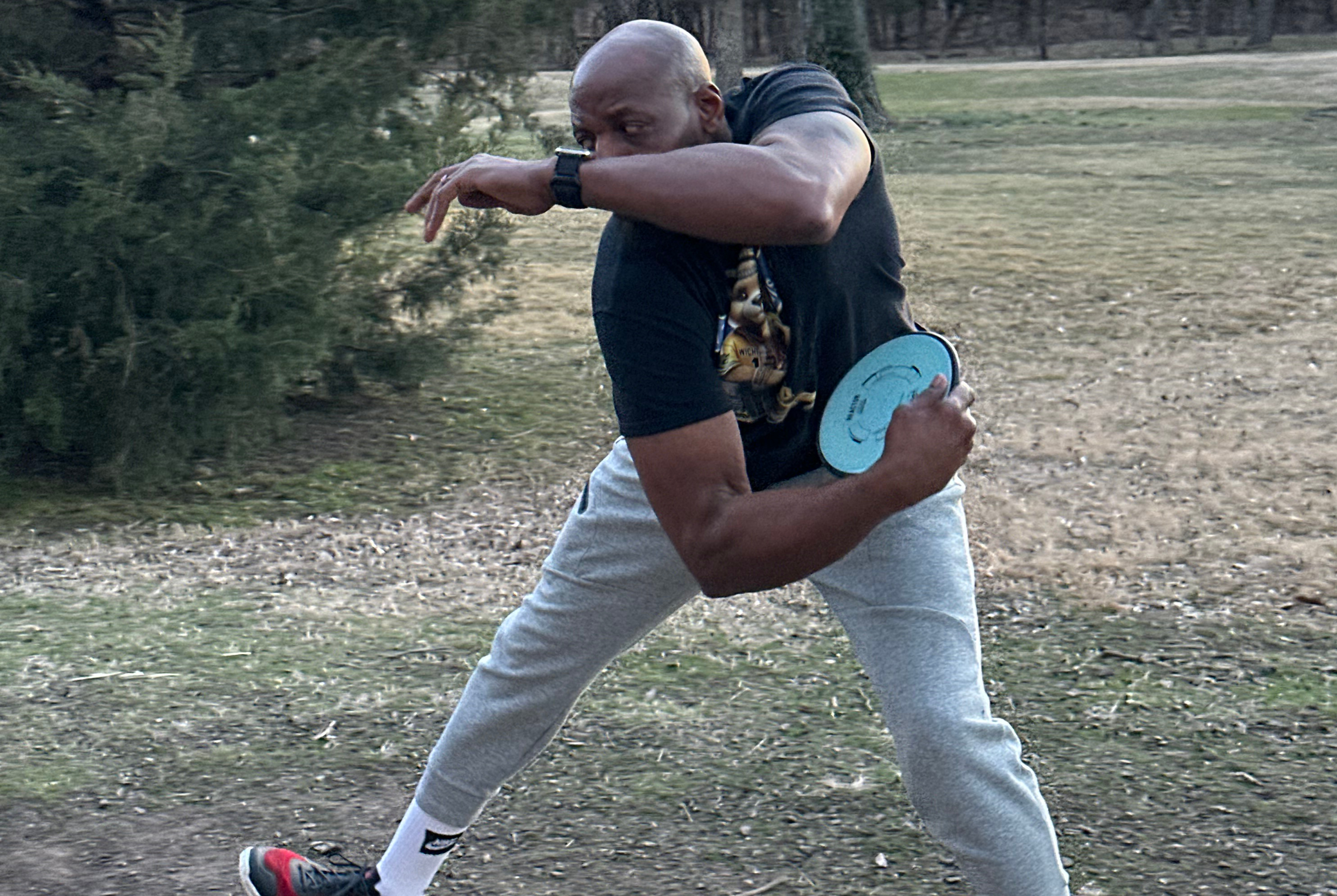 Yusef Dibbles playing disc golf
